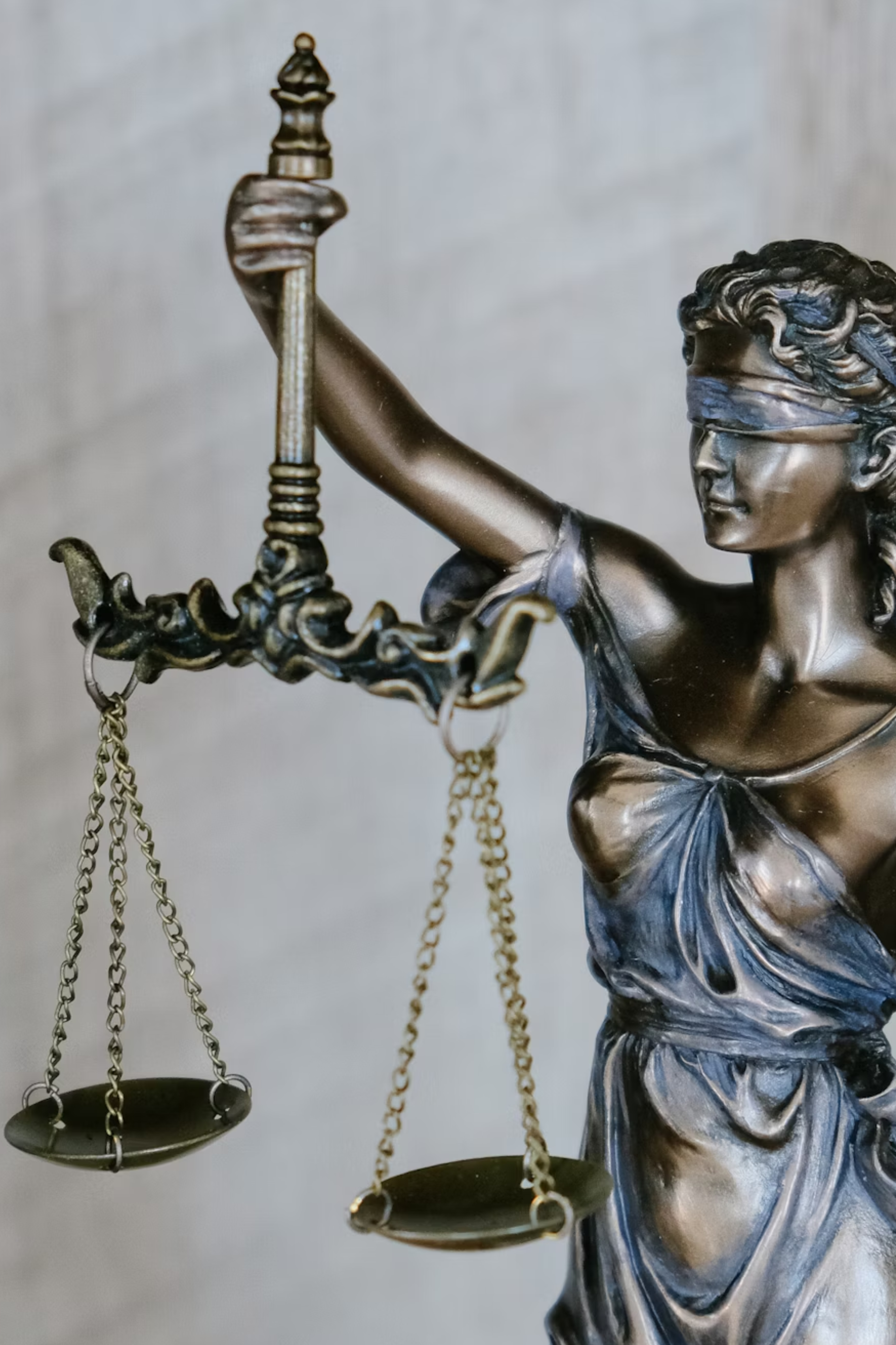 Posąg Temidy trzymającej miecz i wagę w ciągu dnia